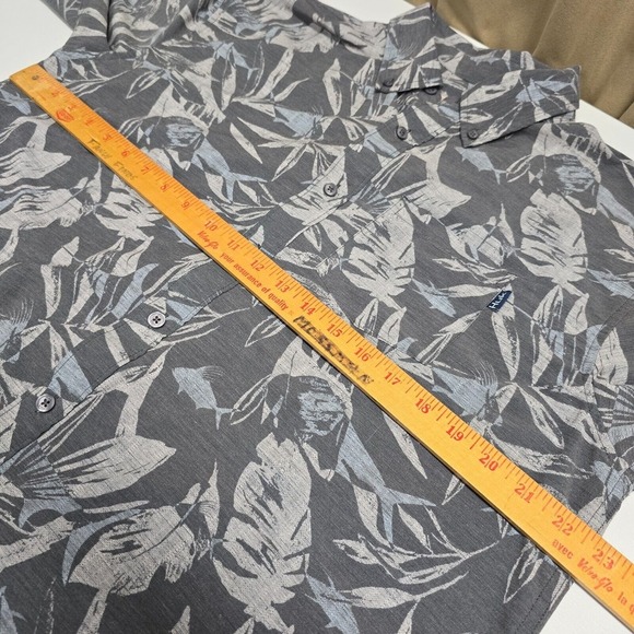 Huk Shirt Mens Medium Gray Button Up Short Sleeve Performance Fishing Outdoors - Picture 11 of 13